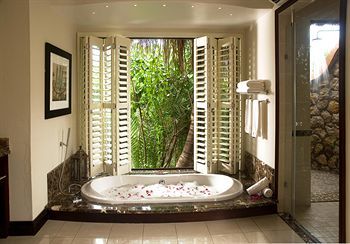 Deep Soaking Bathtub